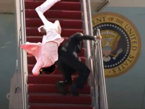 В Сети отреагировали на падение Байдена шквалом мемов