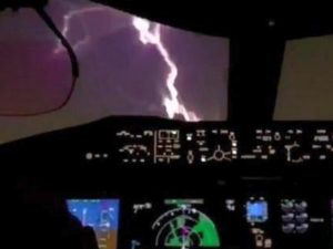 Удар молнии в лобовое стекло сняли из кабины пилотов лайнера