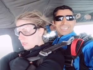 Парашютист предложил любимой девушке руку и сердца, пролетая под облаками