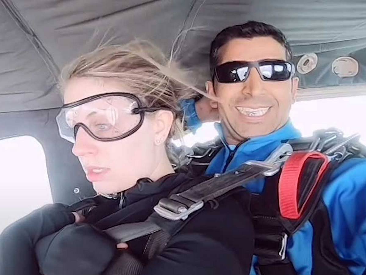 Парашютист предложил любимой девушке руку и сердца, пролетая под облаками