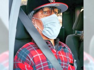 Мужчина возил с собой манекен пожилого мужчины, чтобы пользоваться спецполосой