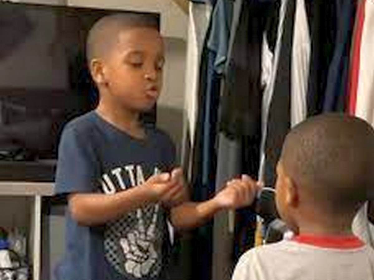 Интернет-пользователи восхищаются мудростью 6-летнего мальчика, успокоившего брата
