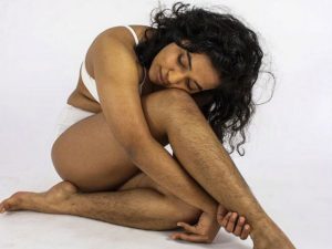 Подписчики раскритиковали блогершу за усы и небритые ноги