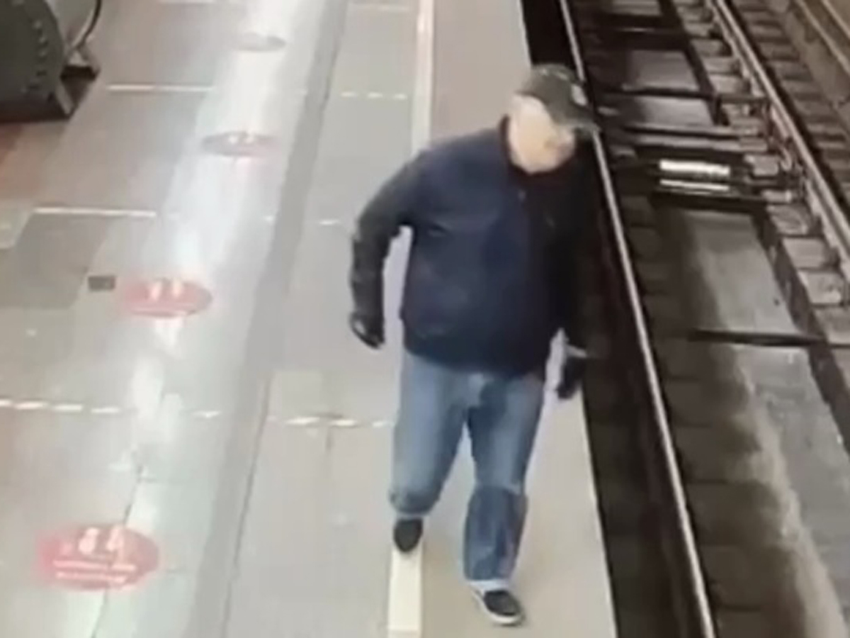 Российский миллионер в метро