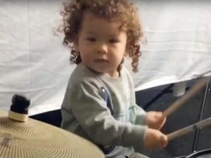 3-летний барабанщик собирает тысячи лайков в соцсетях
