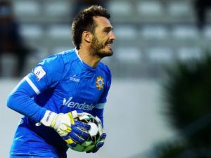 Вратарь из Португалии прославился, забив гол через всё поле