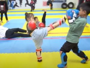 В Сети набирает популярность маленькая последовательница Брюса Ли из Китая