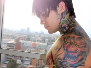 Блогер проиграл спор и вставил в грудь силиконовые импланты