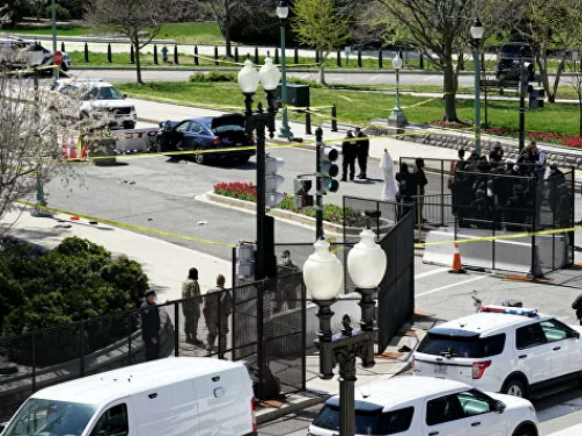 Стрельба у Капитолия: автомобиль врезался в полицейских у конгресса США