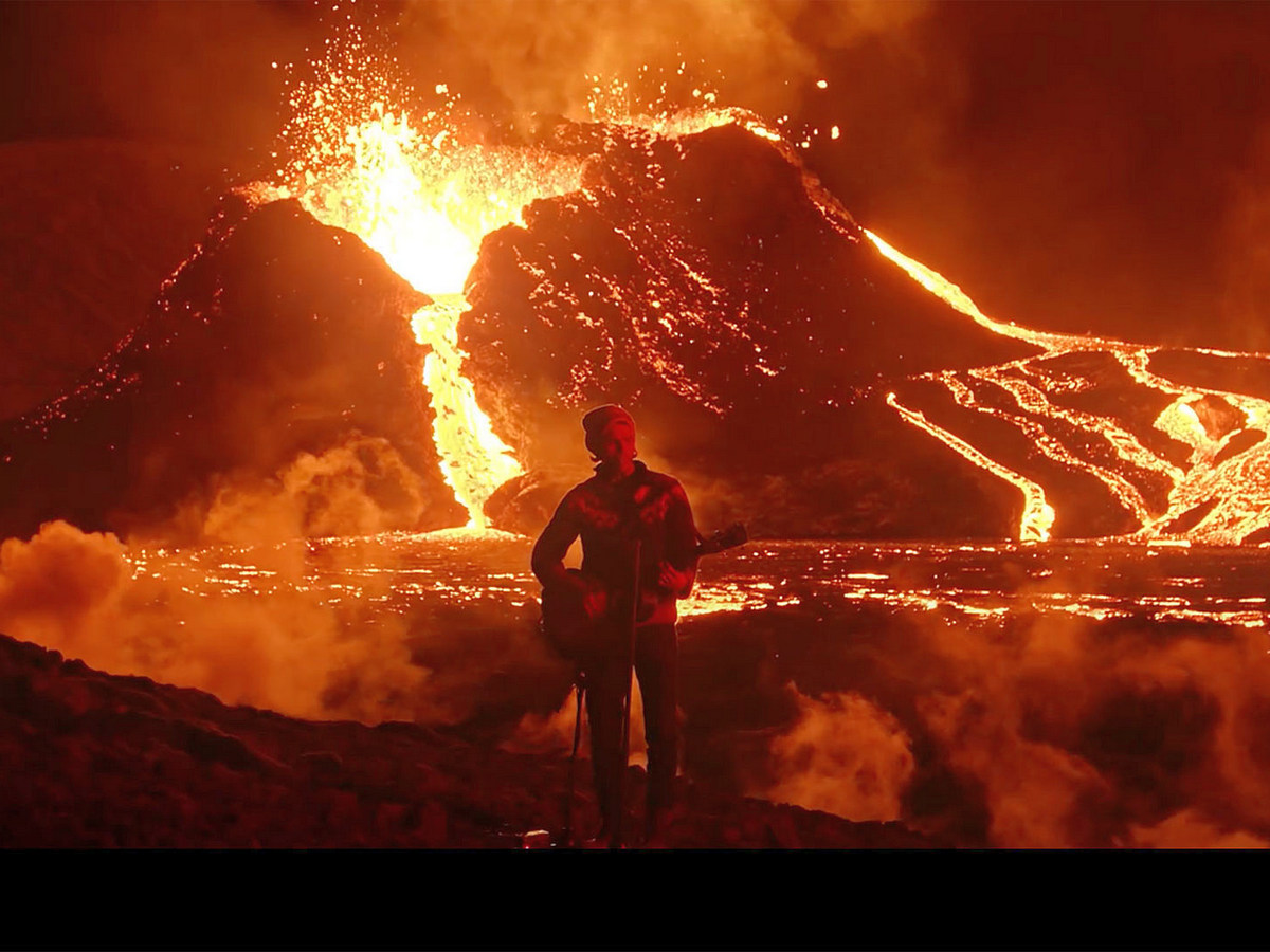 Исландская группа записала видео на фоне извергающегося вулкана