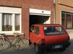 Видео парковки в самый узкий гараж в мире посмотрели 3, 5 млн человек