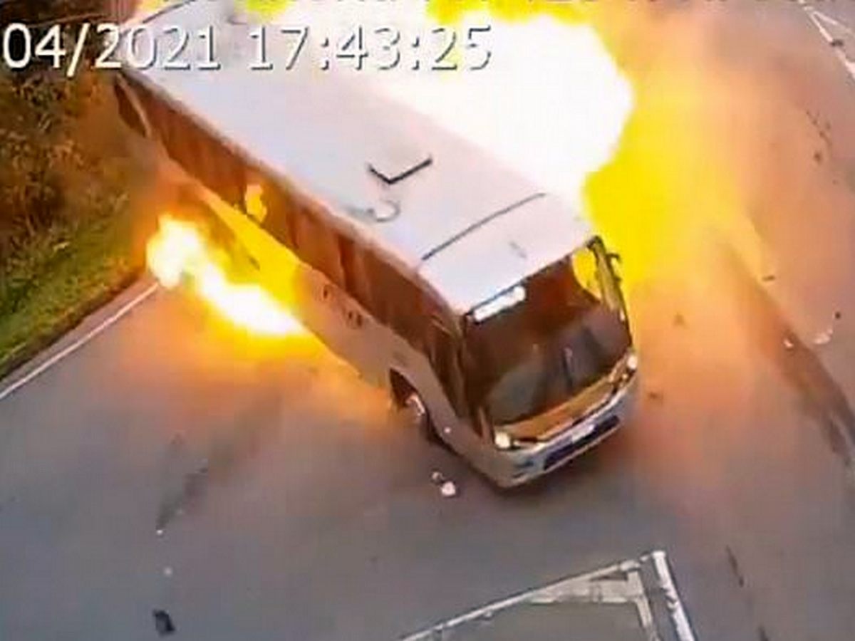 Авария с участием цистерновоза, автобуса и легковушки попала на видео