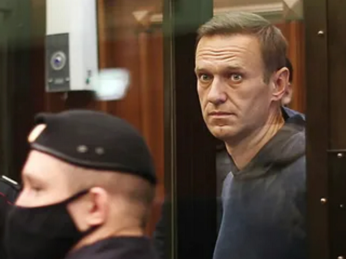 “Шли в тюрьмы для меня”: Навальный подал в суд на “Матросскую тишину” и поблагодарил всех врачей за лечение
