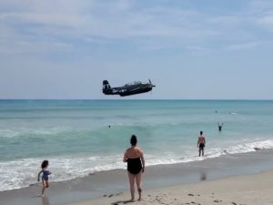 Бомбардировщик времен Второй мировой аварийно сел на пляже и собрал около 1 млн просмотров