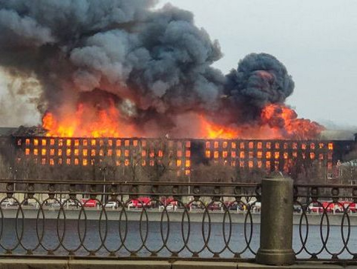 Мощный пожар на фабрике «Невская мануфактура»: один пожарный погиб, двое пострадали