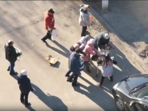 В Воронеже жители забирают просроченные продукты