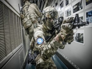 Спецназ Нидерландов продемонстрировал, как можно захватить судно с помощью реактивного ранца