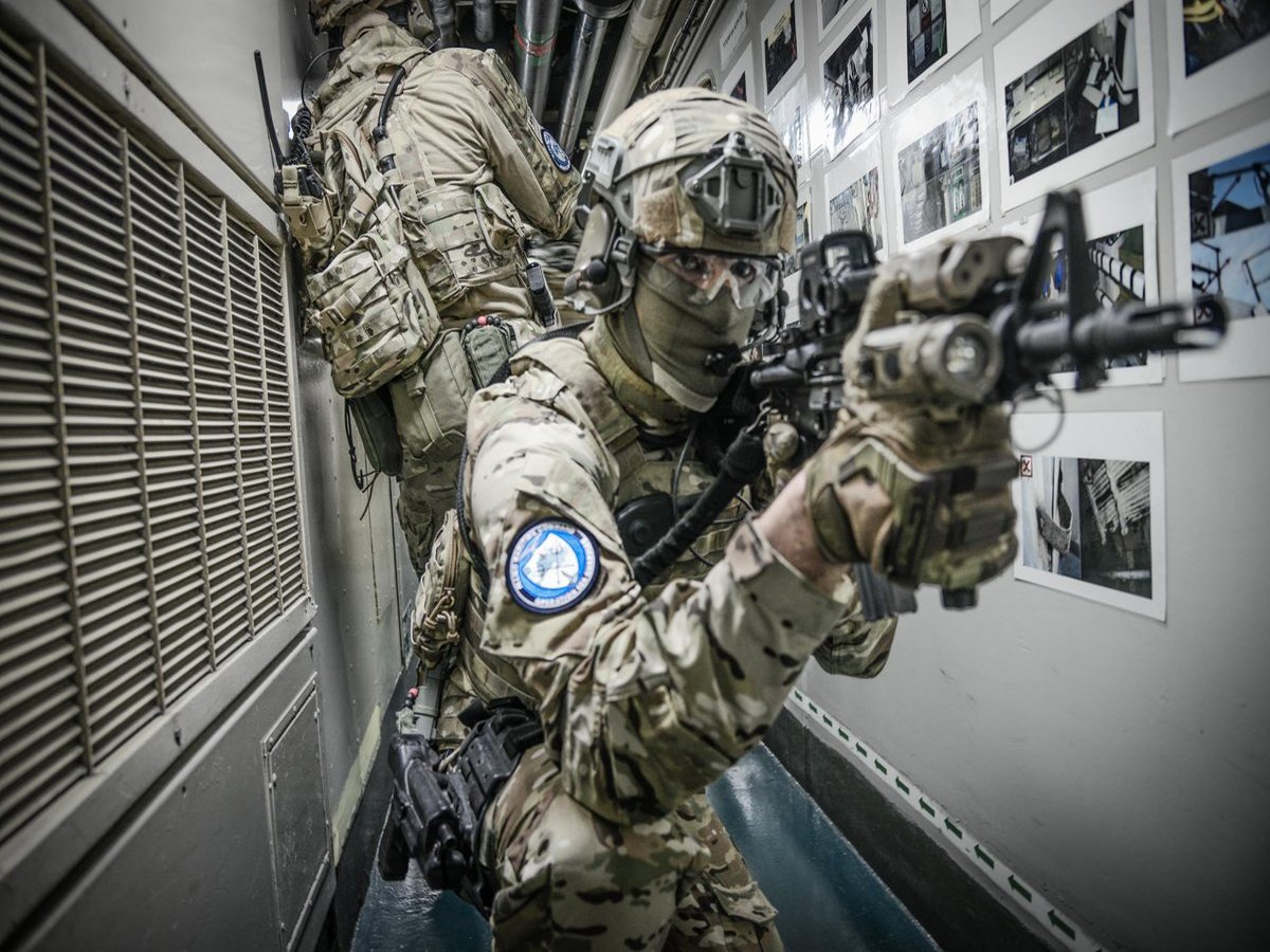 Спецназ Нидерландов продемонстрировал, как можно захватить судно с помощью реактивного ранца