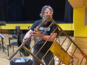 Флейтист из Каталонии играет на всем, что способно издавать звуки