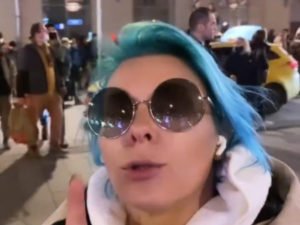 Яна Троянова съемки митинг