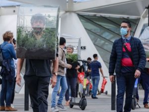 Художник из Бельгии придумал альтернативу медицинским маскам