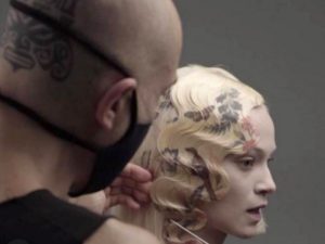 Мастер из Барселоны овладел искусством печати на волосах