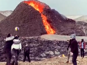 Исландцы собрали более 25 тыс. просмотров, сыграв в волейбол на фоне действующего вулкана
