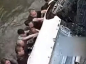 Очевидцы ДТП прыгнули в реку, чтобы спасти людей в перевернувшейся машине