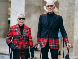 Пожилые супруги прославились во время Парижской недели моды благодаря своим нарядам