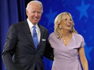 Жену Байдена раскритиковали из-за сексуальных чулков
