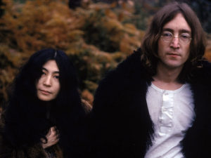 В Сети появились неизвестные кадры Джона Леннона и Йоко Оно