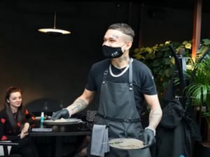 Моргенштерн выступил в роли официанта в собственном ресторане