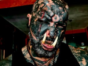 Мужчина вставил клыки и обзавелся рогами, чтобы стать похожим на орка