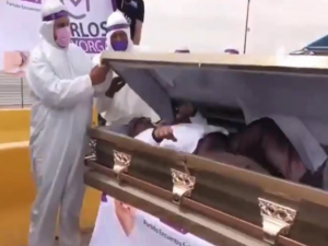 Политик в ходе предвыборной кампании лёг в гроб