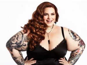 Тесс Холлидей показала, как ей делают татуировку на животе