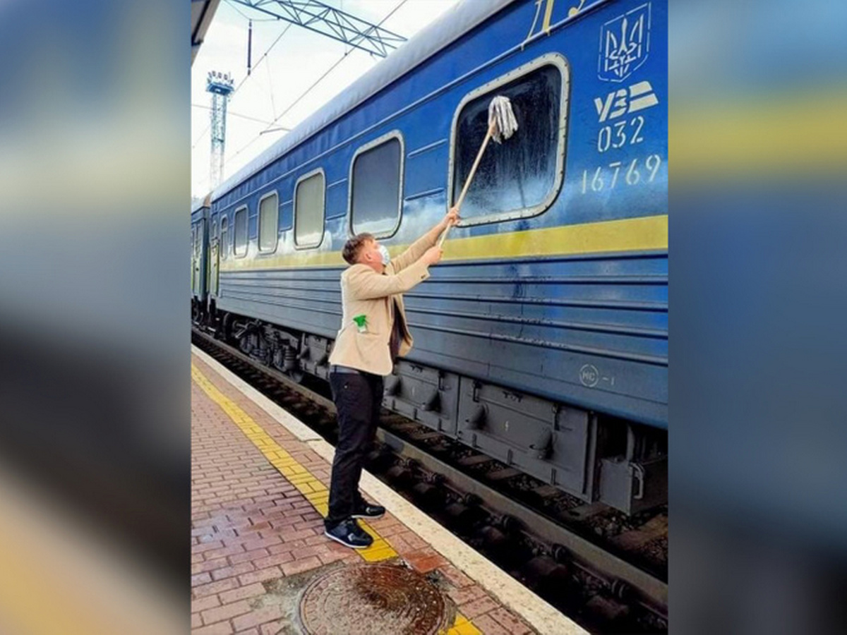 На Украине турист из Дании помыл грязное окно в поезде