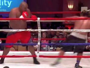 175-килограммовый боксер отправил дебютанта в нокаут