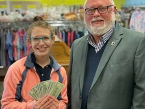 Женщина нашла $42 тыс. в секонд-хенде и вернула деньги владельцу