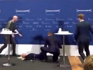 Чиновница упала в обморок на брифинге по отказу от AstraZeneca