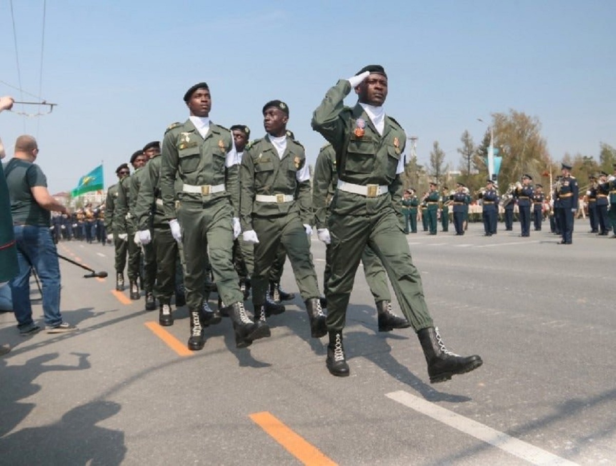 «Опасно им в США»: россияне заступились за курсантов из Африки на параде в Омске