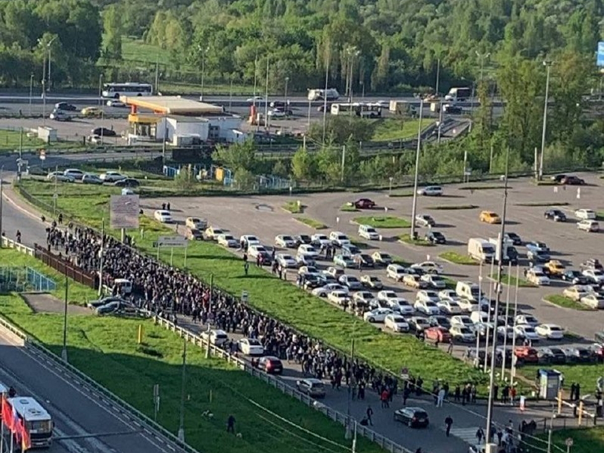 Толпа мигрантов перекрыла шоссе в Подмосковье