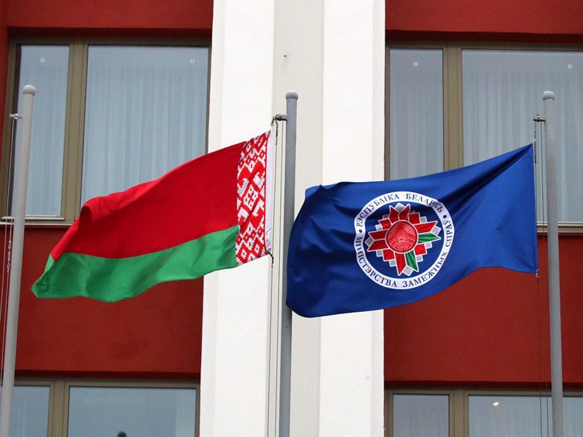 Власти Белоруссии после инцидента с флагом на ЧМ по хоккею выслали посла Латвии