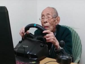 Долгожитель из Японии стал популярным автогонщиком