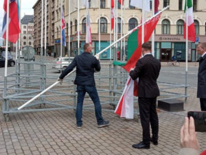 Латвия заменила флаг Белоруссии