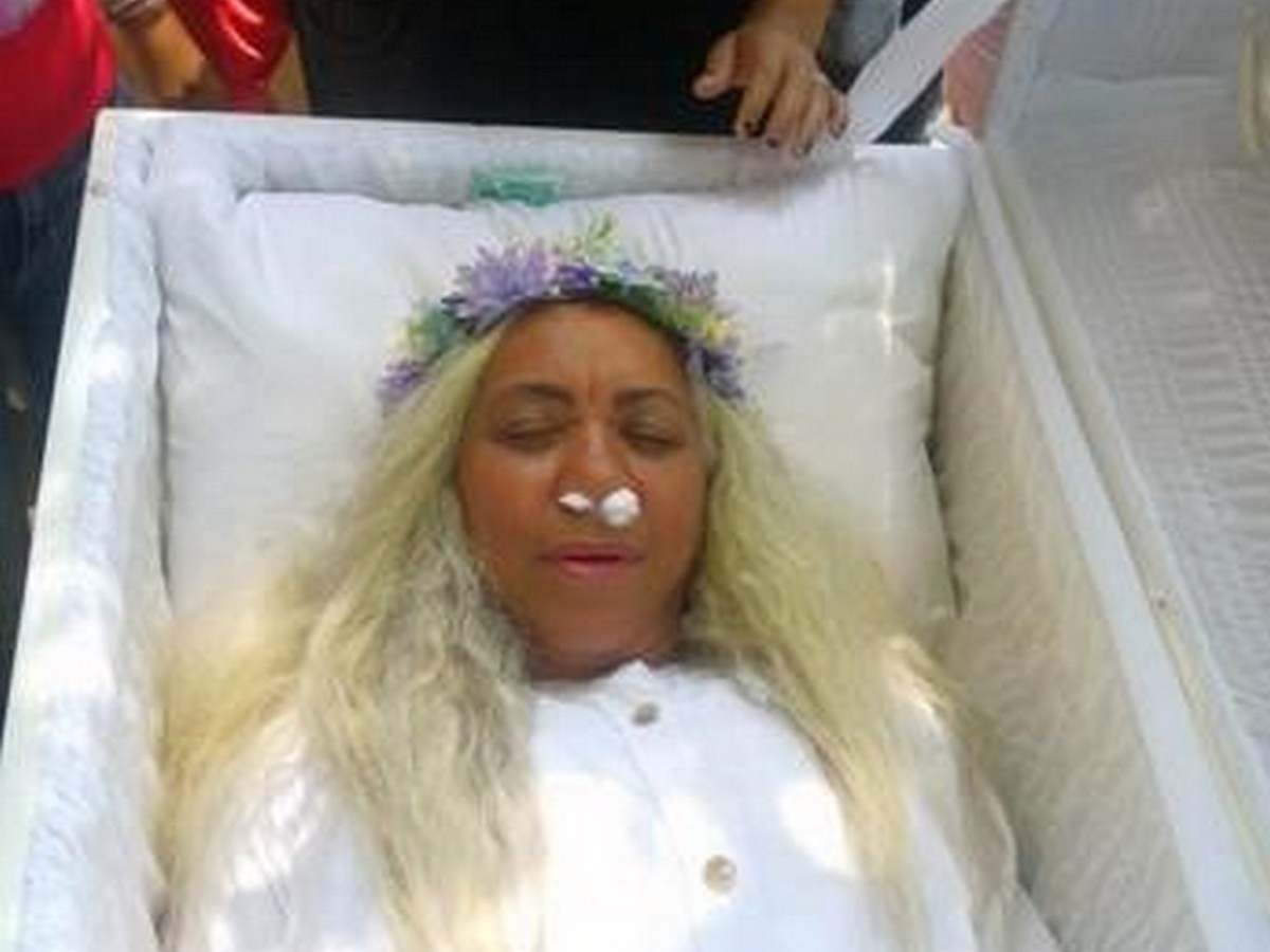 Женщина провела репетицию собственных похорон