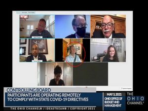 Сенатор подключился к конференции, сидя за рулем автомобиля