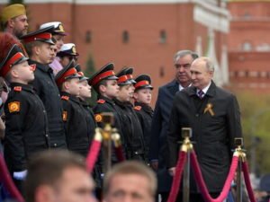 Путин и Рахмон на Параде Победы