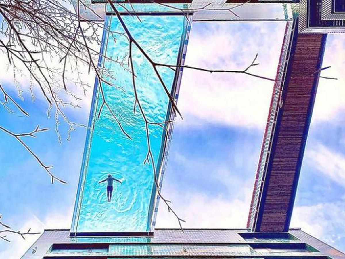 В Лондоне открылся первый в мире подвесной бассейн