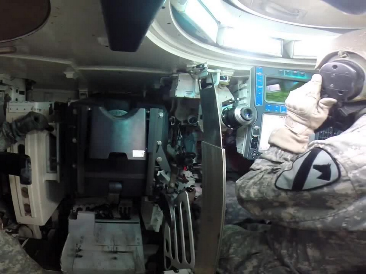 Камеру GoPro установили в танке и показали изнутри, как заряжают главное орудие