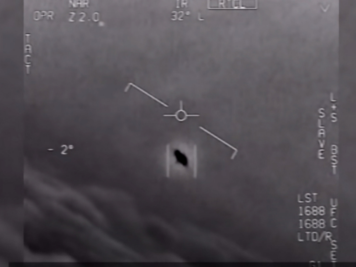 Пентагон показал видео с НЛО Путина, наблюдающее за кораблями ВМС США